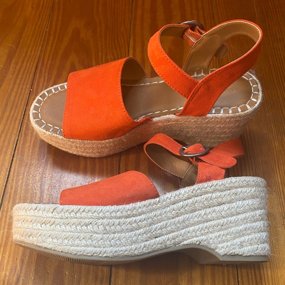 Universal Thread Sandals - Picture 2 of 3